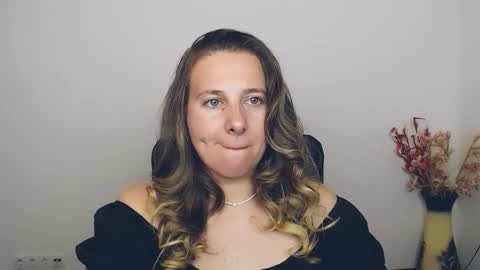 Snapshot of darklure_ chatting on September 13, 9:03 pm Anna online show from September 13, 9:03 pm