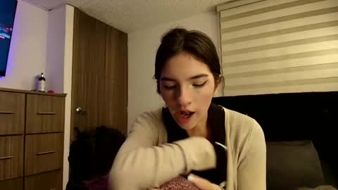 darkpleasuress online show from March 19, 9:35 am