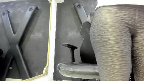 Snapshot of darlingbdsm_ chatting on February 22, 1:31 pm Darling online show from February 22, 1:31 pm