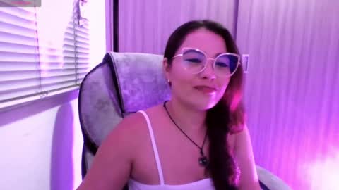 Snapshot of darlingbdsm_ chatting on May 31, 1:36 am Darling online show from May 31, 1:36 am