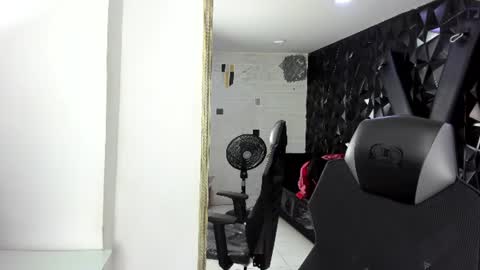 Snapshot of darlingbdsm_ chatting on June 17, 12:40 pm Darling online show from June 17, 12:40 pm