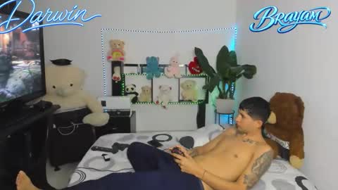 Snapshot of darwinandbrayan chatting on February 17, 8:15 pm darwinandbrayan online show from February 17, 8:15 pm