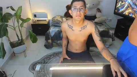 Snapshot of darwinandbrayan chatting on March 2, 4:14 am darwinandbrayan online show from March 2, 4:14 am