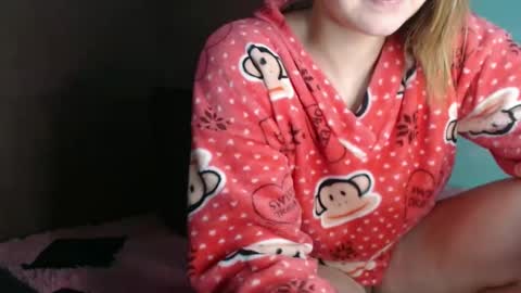 Snapshot of dasne19 chatting on December 27, 1:22 am Dafne online show from December 27, 1:22 am