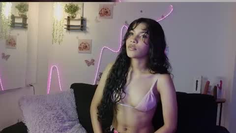 Snapshot of daviana_hill_ chatting on June 18, 12:00 am Davi online show from June 18, 12:00 am