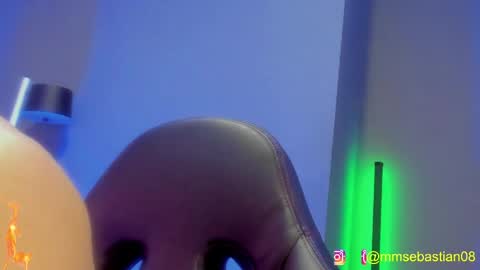 Snapshot of david_jons7 chatting on May 16, 12:07 am David Jons online show from May 16, 12:07 am