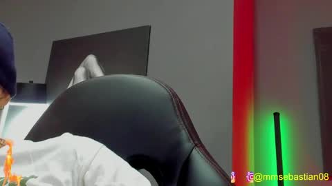 Snapshot of david_jons7 chatting on May 28, 12:52 am David Jons online show from May 28, 12:52 am