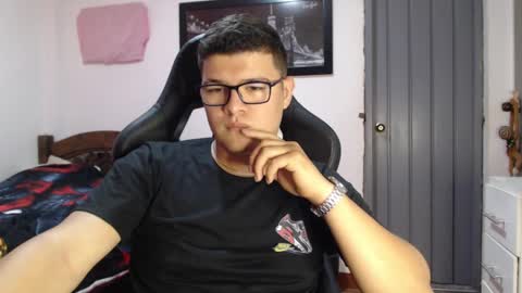 Snapshot of david_smit_ chatting on February 21, 4:26 pm david smit online show from February 21, 4:26 pm