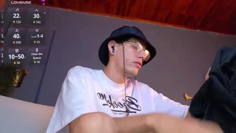 Snapshot of daviid_huge chatting on September 11, 8:25 am daviid_huge online show from September 11, 8:25 am