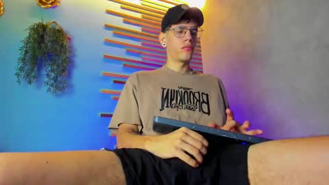 Snapshot of daviid_huge chatting on October 24, 1:40 pm daviid_huge online show from October 24, 1:40 pm