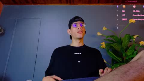 Snapshot of daviid_huge chatting on November 7, 1:22 pm daviid_huge online show from November 7, 1:22 pm