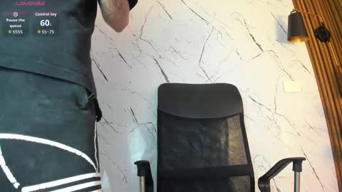 Snapshot of daviid_huge chatting on November 24, 1:27 am daviid_huge online show from November 24, 1:27 am