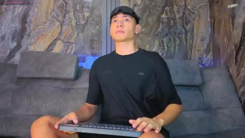 Snapshot of daviid_laid_ chatting on May 14, 8:04 pm David online show from May 14, 8:04 pm