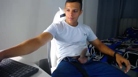 Snapshot of davisito7 chatting on December 18, 5:02 am David Angel online show from December 18, 5:02 am