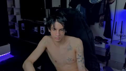Snapshot of davisross chatting on June 11, 12:32 am davis online show from June 11, 12:32 am