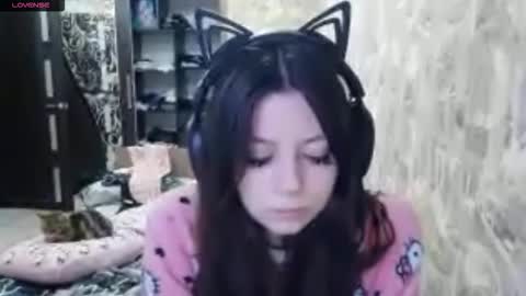 Snapshot of dawndollins chatting on November 29, 10:29 am Alice online show from November 29, 10:29 am