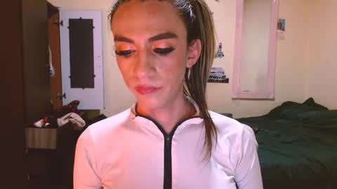 Snapshot of dayanna_01_ chatting on June 1, 1:07 am dayanna_01_ online show from June 1, 1:07 am