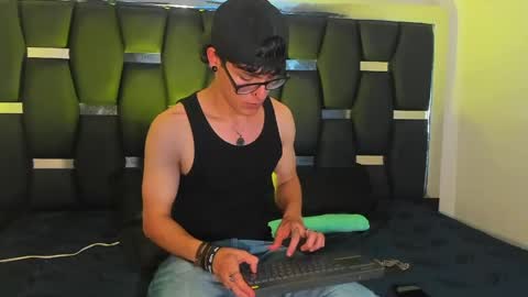 Snapshot of deamon_black chatting on April 15, 12:06 am deamon_black online show from April 15, 12:06 am