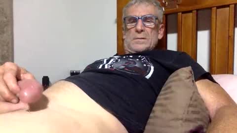 Snapshot of deanofflove2210 chatting on February 1, 3:07 pm deanofflove2210 online show from February 1, 3:07 pm
