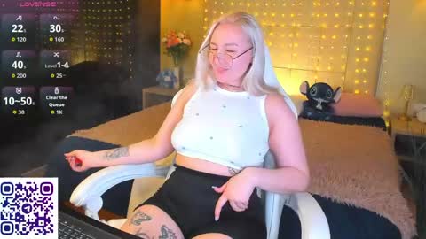 Snapshot of debbie_taylor chatting on May 10, 5:07 pm Debbie Mon Tue Fri Sun Sat GMT 3 1000am - 0400pm online show from May 10, 5:07 pm