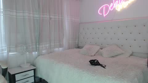 Snapshot of deboramom chatting on February 9, 7:30 pm DeboraMom online show from February 9, 7:30 pm