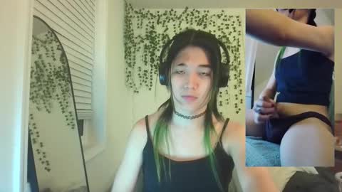 deciduousdoll online show from October 19, 6:03 am