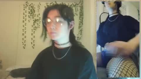 deciduousdoll online show from December 1, 7:02 am