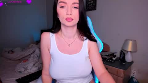 Snapshot of delicious_mila chatting on November 20, 6:24 am Mila online show from November 20, 6:24 am