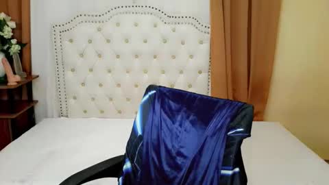 Snapshot of deliciously_sophie chatting on May 18, 4:07 am Sophie online show from May 18, 4:07 am