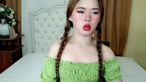 Snapshot of deliciously_sophie chatting on May 22, 2:51 am Sophie online show from May 22, 2:51 am