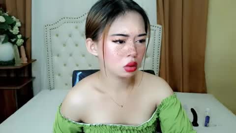 Snapshot of deliciously_sophie chatting on May 27, 3:47 am Sophie online show from May 27, 3:47 am