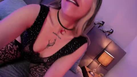 Snapshot of delilah_fix chatting on October 10, 9:47 pm della online show from October 10, 9:47 pm