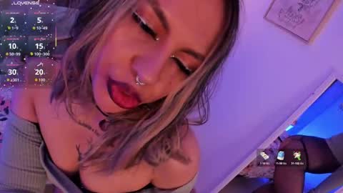 Snapshot of delilah_fix chatting on October 23, 8:18 pm della online show from October 23, 8:18 pm