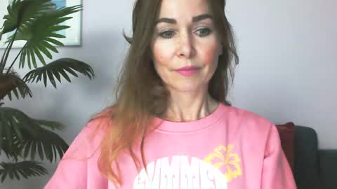 Snapshot of delilah_sweet chatting on June 22, 2:58 pm delilah_sweet online show from June 22, 2:58 pm