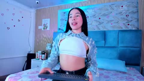 Snapshot of delphine_doll chatting on June 4, 11:49 am Delia online show from June 4, 11:49 am