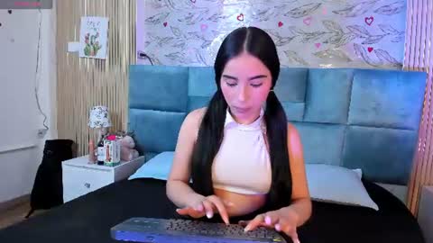 Snapshot of delphine_doll chatting on July 13, 11:46 am Delia online show from July 13, 11:46 am