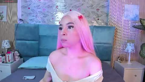 Snapshot of delphine_doll chatting on July 20, 11:45 am Delia online show from July 20, 11:45 am