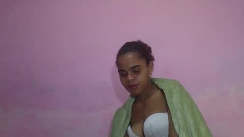 Snapshot of delphineee chatting on May 5, 6:16 pm delphine online show from May 5, 6:16 pm