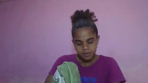 Snapshot of delphineee chatting on May 6, 10:09 am delphine online show from May 6, 10:09 am