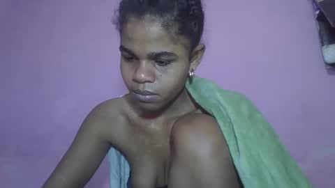 Snapshot of delphineee chatting on May 17, 5:38 am delphine online show from May 17, 5:38 am
