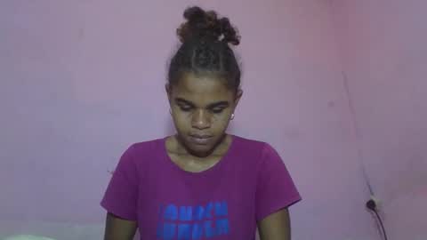 Snapshot of delphineee chatting on May 25, 5:35 am delphine online show from May 25, 5:35 am