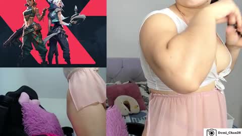 Snapshot of demi_chan chatting on November 10, 9:52 am demiii online show from November 10, 9:52 am