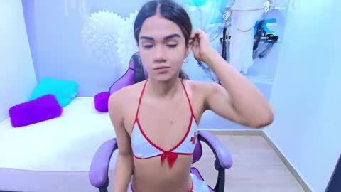 Snapshot of demi_leed chatting on October 31, 12:50 pm DEMI online show from October 31, 12:50 pm