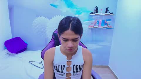 Snapshot of demi_leed chatting on November 25, 11:43 am DEMI online show from November 25, 11:43 am