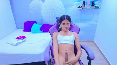 Snapshot of demi_leed chatting on December 3, 5:44 pm DEMI online show from December 3, 5:44 pm