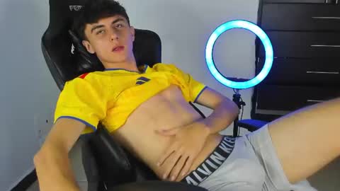 Snapshot of demian_cute chatting on July 6, 4:42 am Demian online show from July 6, 4:42 am