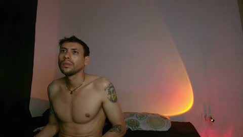 Snapshot of demian_melany_ chatting on February 19, 4:30 am demian_melany_ online show from February 19, 4:30 am