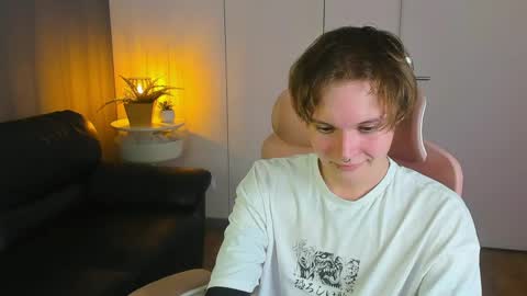 Snapshot of demianenglen chatting on April 6, 2:40 pm demianenglen online show from April 6, 2:40 pm