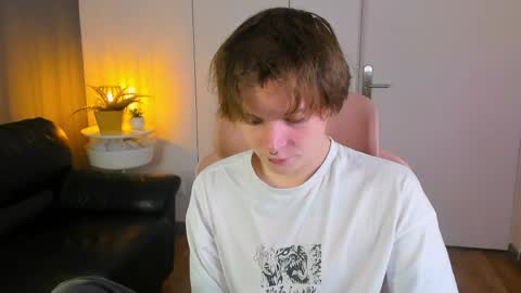 Snapshot of demianenglen chatting on April 7, 1:33 pm demianenglen online show from April 7, 1:33 pm