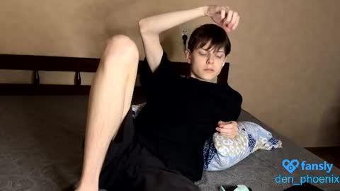 Snapshot of den_phoenix_ chatting on June 18, 11:20 pm Den Shorty online show from June 18, 11:20 pm
